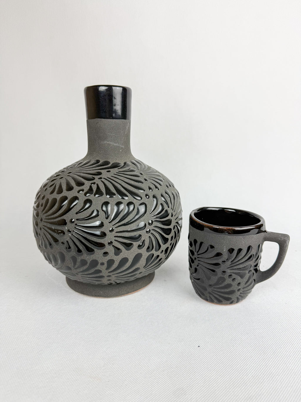 Mexican Black Talavera Style Water Bottle - Botellon Engobe Negro
