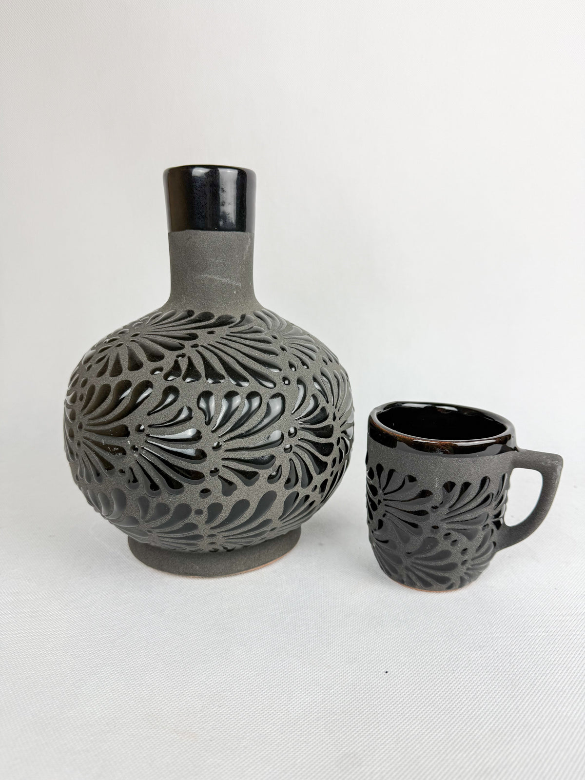 Mexican Black Talavera Style Water Bottle - Botellon Engobe Negro