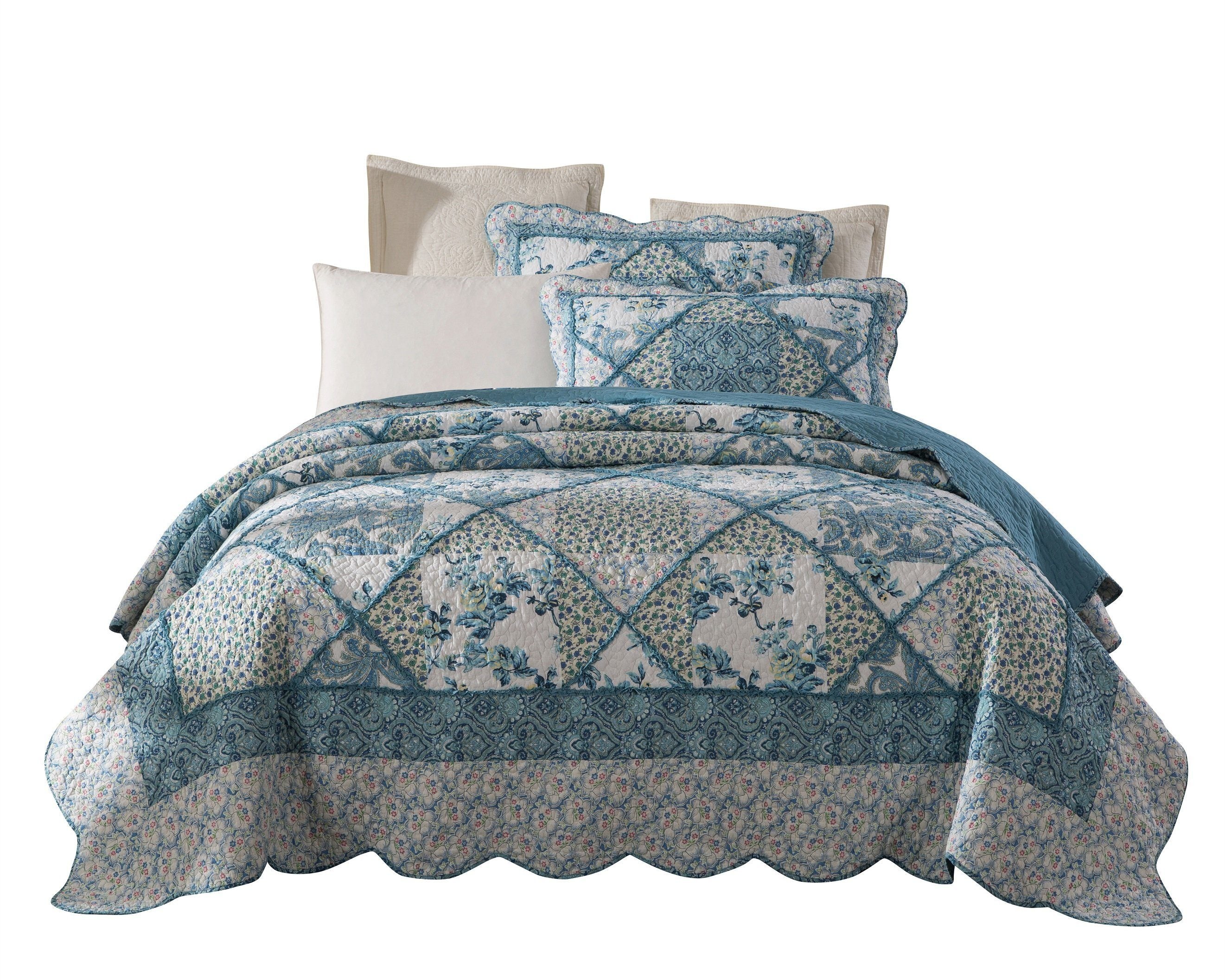 White & Blue Floral Patchwork Quilt Set — Vintage Cottage Bedroom Decor, Scalloped Cotton Bedspread