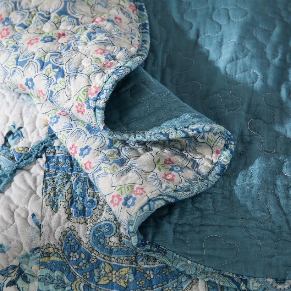 White & Blue Floral Patchwork Quilt Set — Vintage Cottage Bedroom Decor, Scalloped Cotton Bedspread