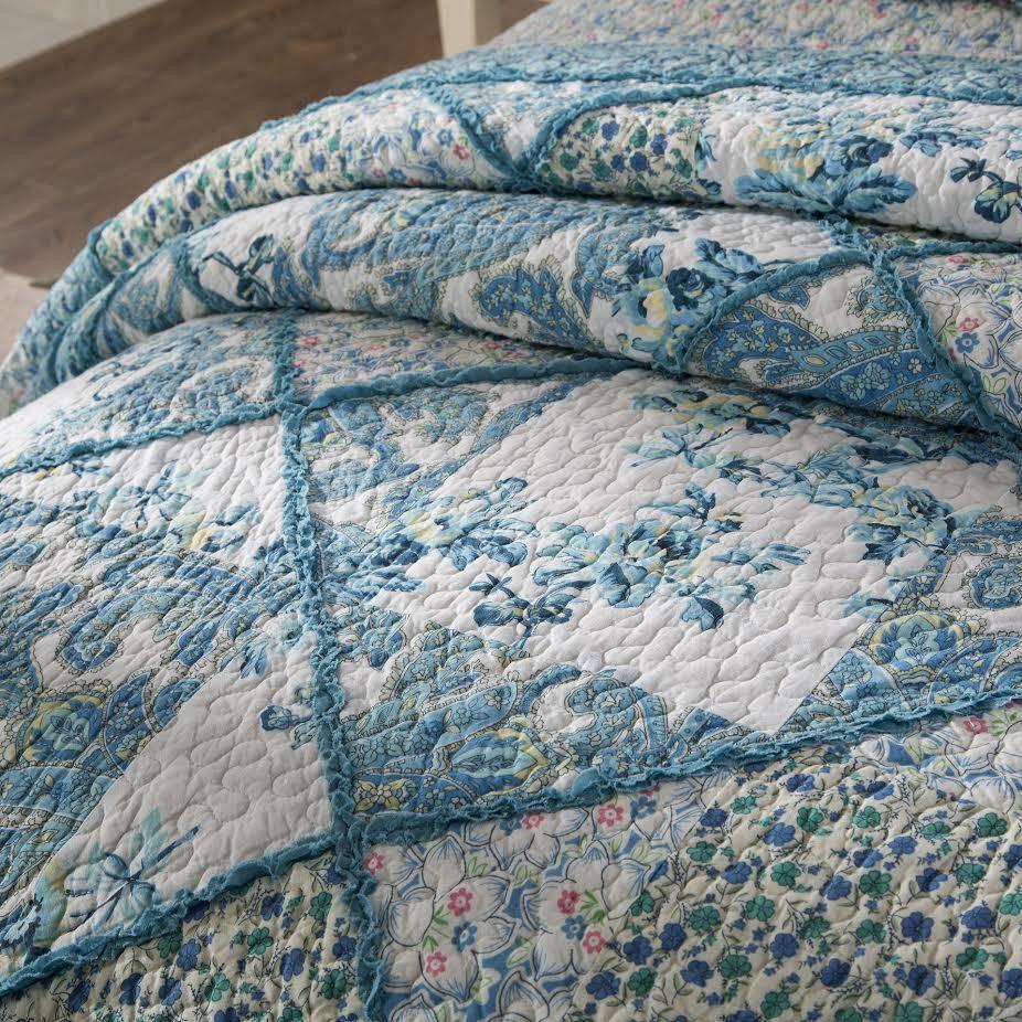 White & Blue Floral Patchwork Quilt Set — Vintage Cottage Bedroom Decor, Scalloped Cotton Bedspread