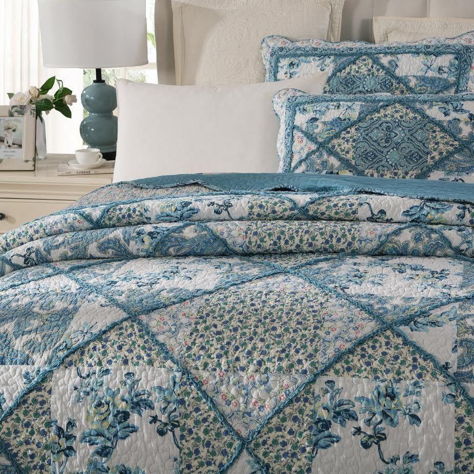 White & Blue Floral Patchwork Quilt Set — Vintage Cottage Bedroom Decor, Scalloped Cotton Bedspread
